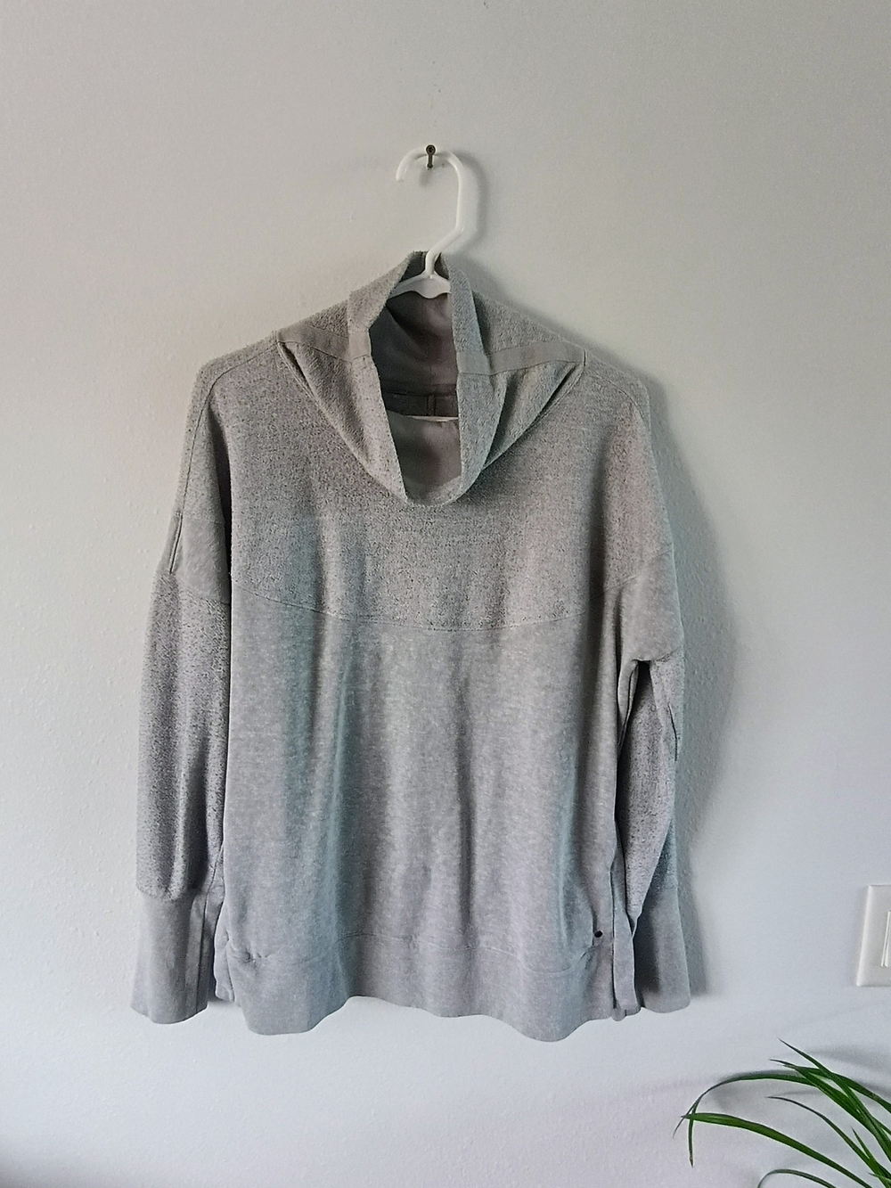 Sustainable Quality Gray Hooded Pullover Hidden Interior Pockets Soft Knit Large